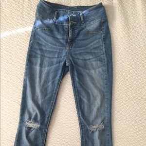 CROPPED JEANS W/ KNEE RIP